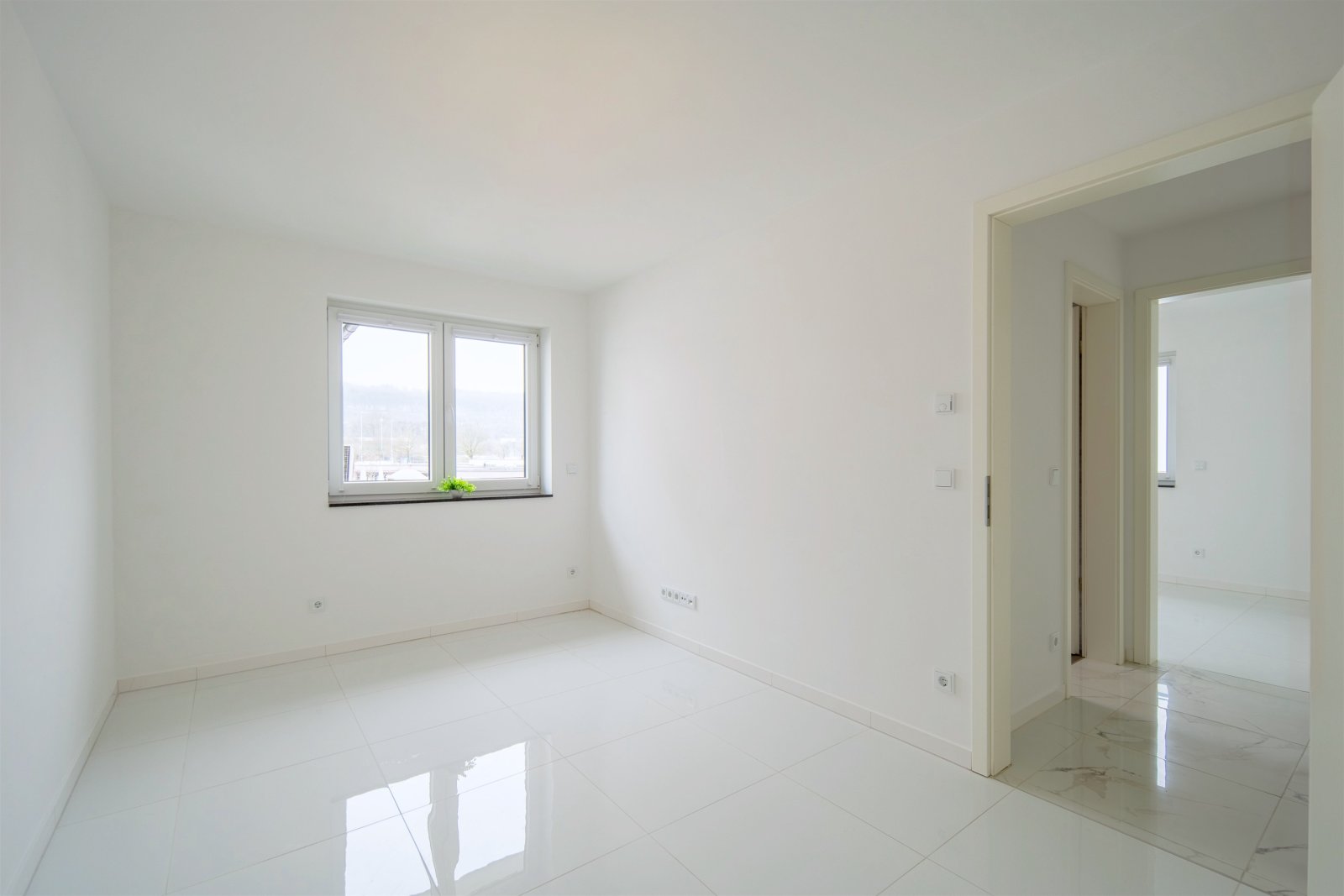 Exklusive 4-Zimmer-Wohnung/3 -Familienhaus