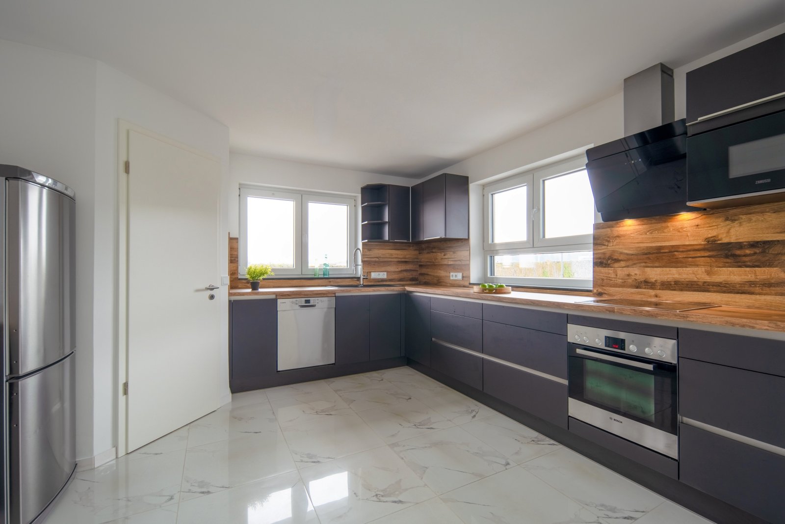 Exklusive 4-Zimmer-Wohnung/3 -Familienhaus