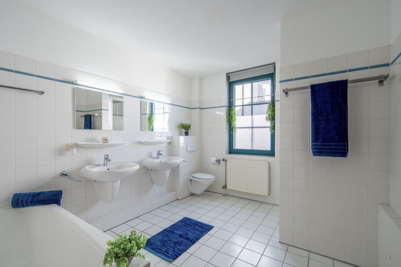 OG_Badezimmer mit Dusche und Wanne OG_Badezimmer mit Dusche und Wanne