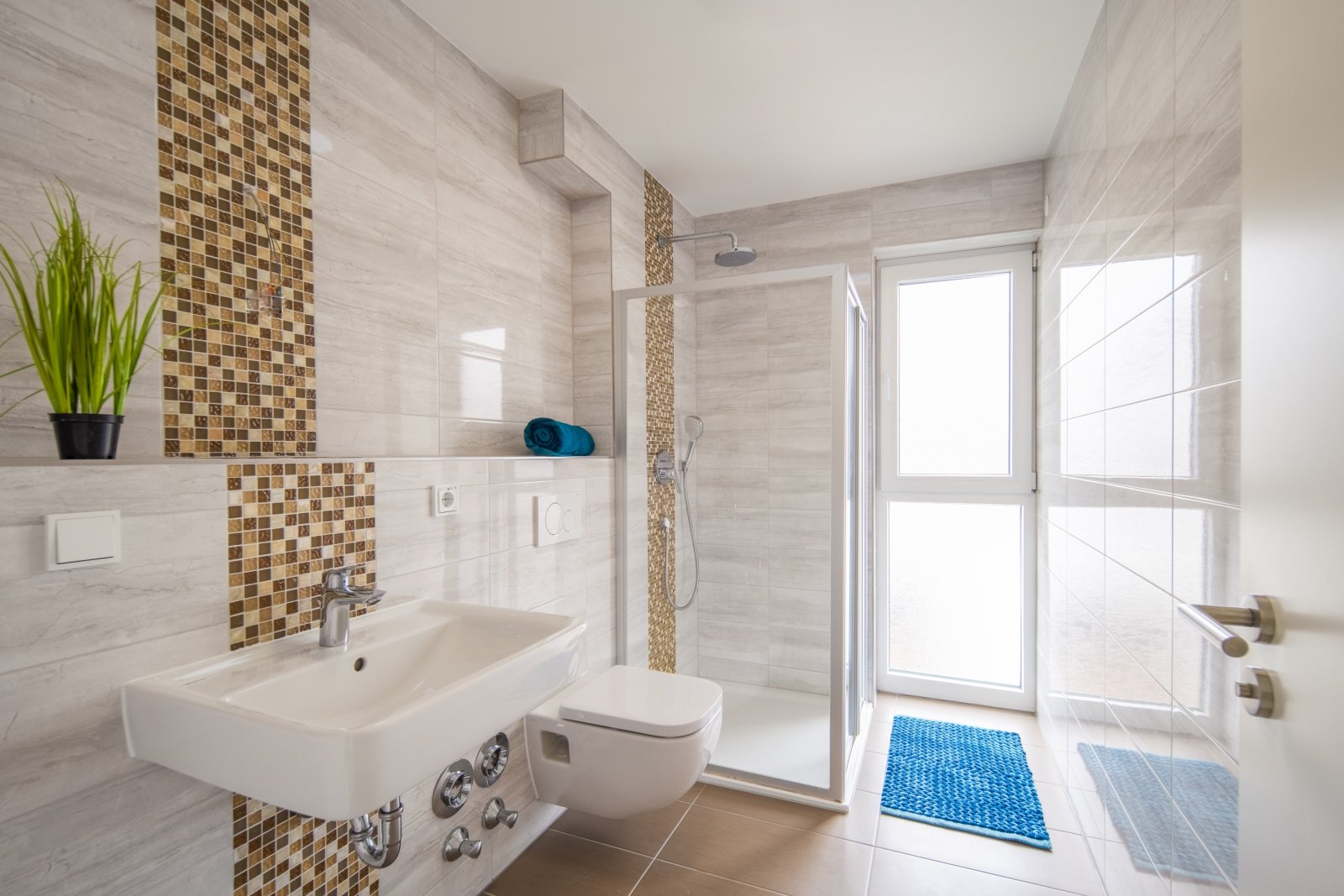 Tageslichtbad mit Dusche und WC