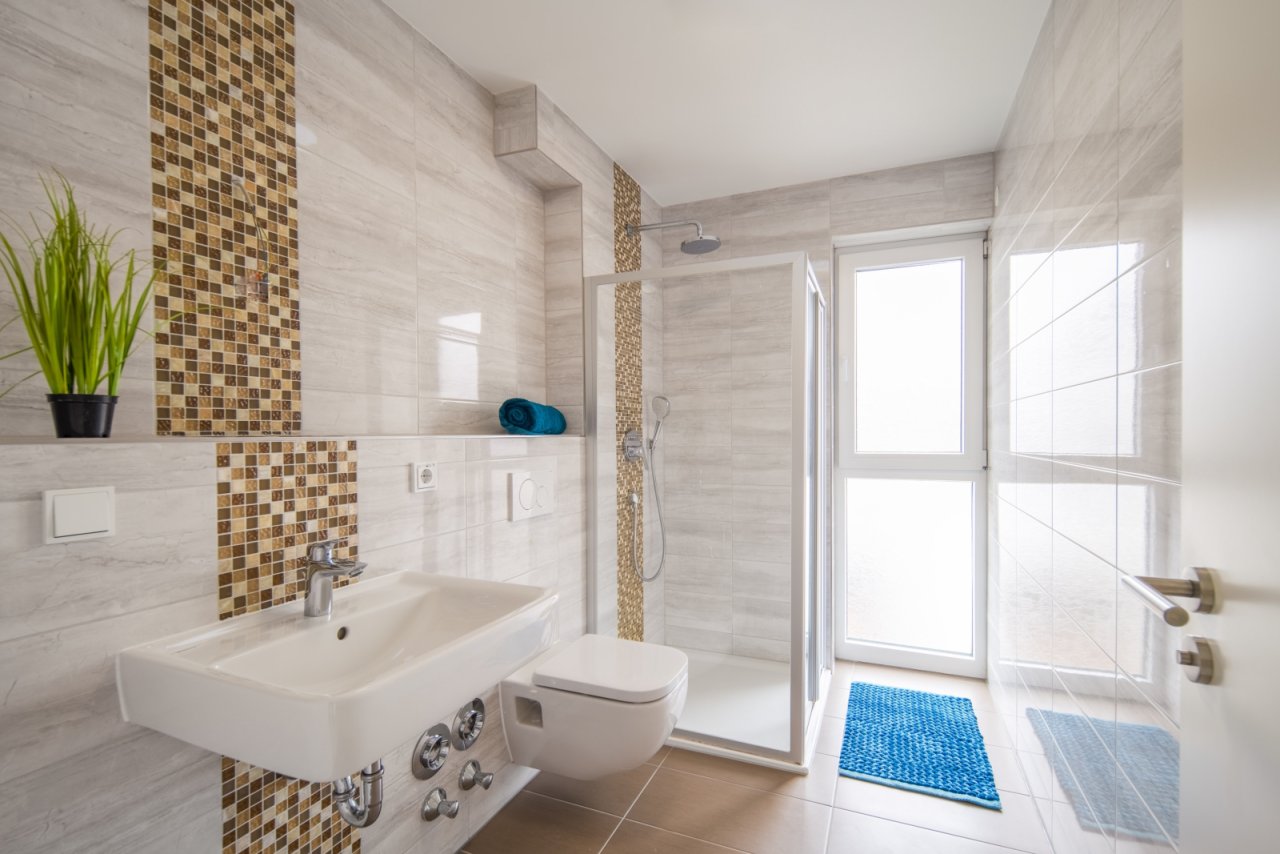 Tageslichtbad mit Dusche und WC