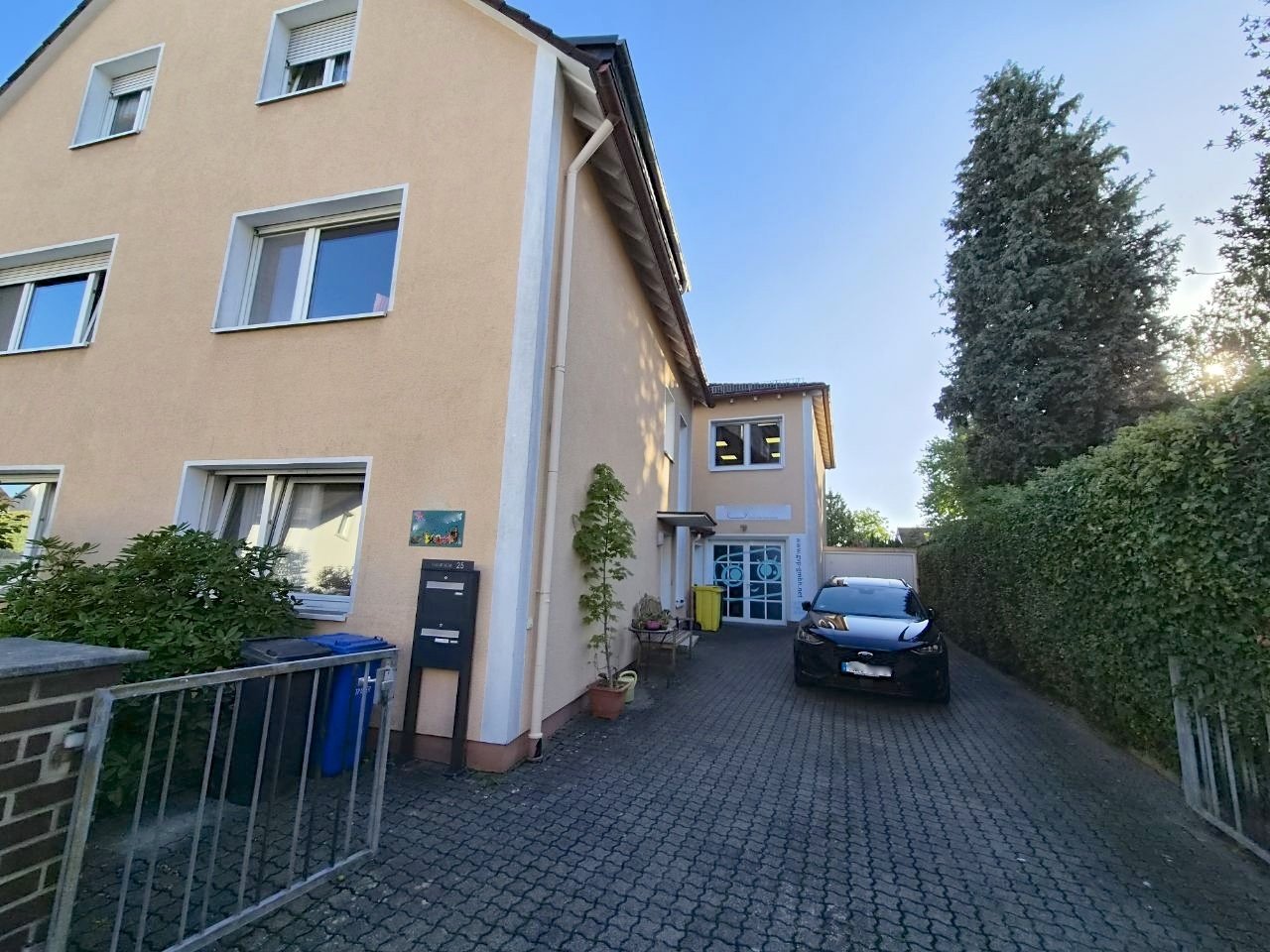 Strassenansicht Gebäude mit Einfahrt